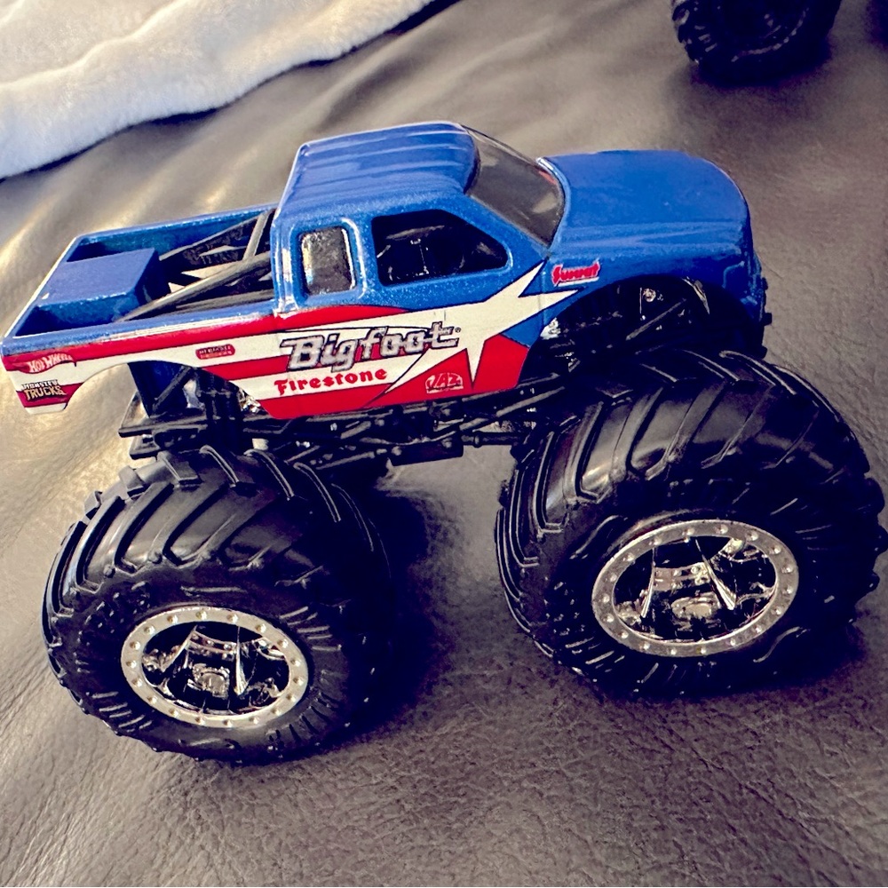 Hot Wheels Monster Trucks 🔹BIGFOOT Legacy Collectors Set, 1:64 Scale, Set of 5 - Picture 8 of 13